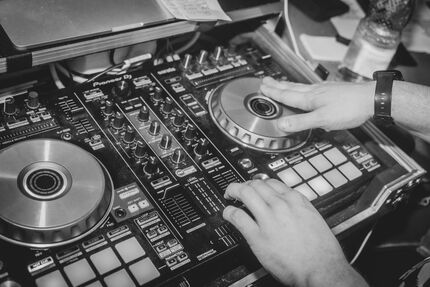 DJ DEV am Controller und legt auf
